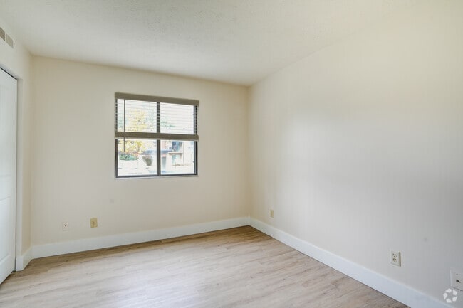 2BR, 1BA - 777SF - Golfview Apartments