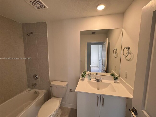 Foto del edificio - 3 bedroom in Pembroke Park FL 33023