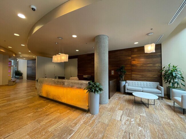 Foto del edificio - Perfectly Located, 2-Bedroom, 2-Bathroom C...