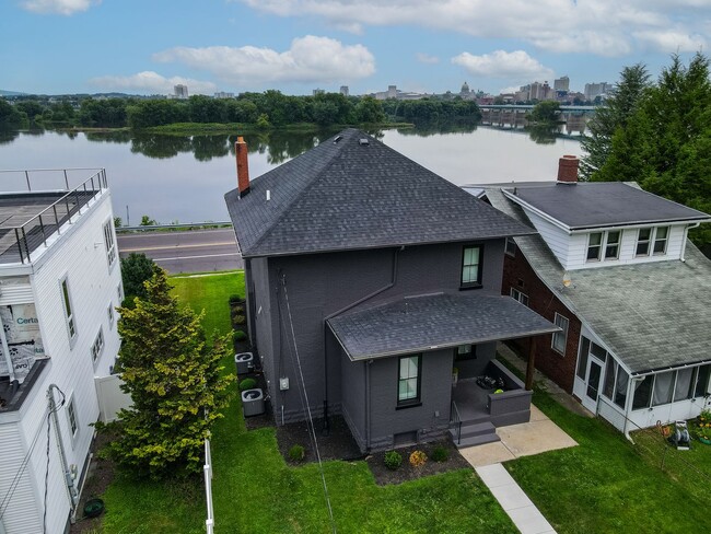 Building Photo - 608 N Front St