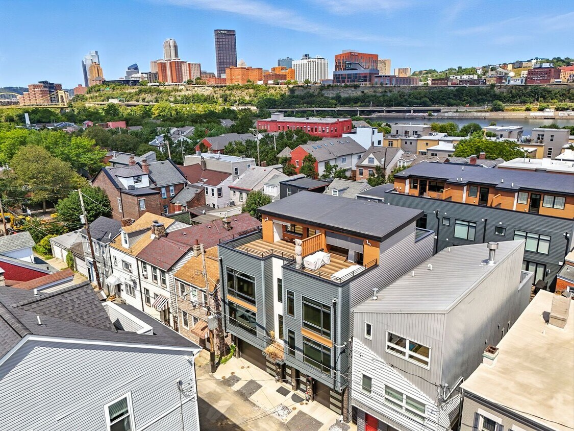 Primary Photo - Stunning 3 Bed, 3 Bathroom Rental in the S...