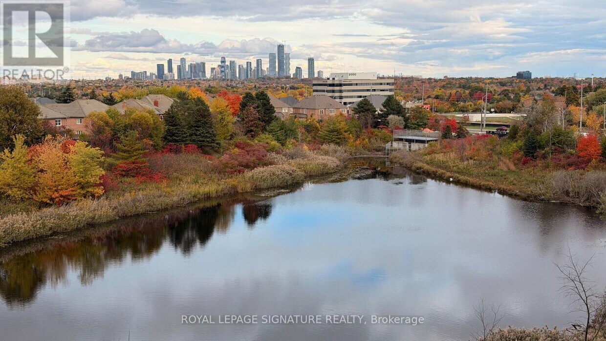 Photo principale - 2495 Eglinton Ave W