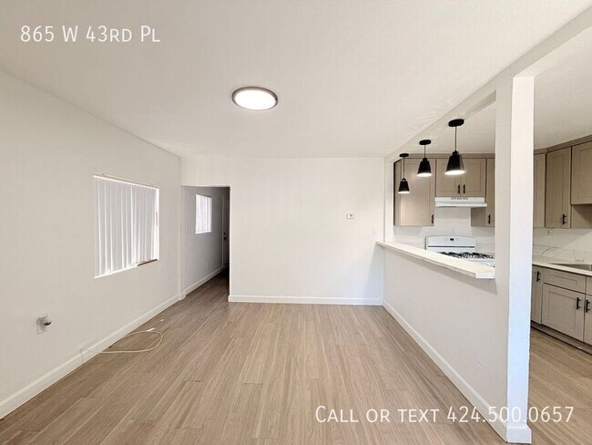 Foto del edificio - 865 W 43rd Pl