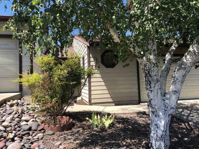 Building Photo - APPLY NOW - 554 Pineview Dr