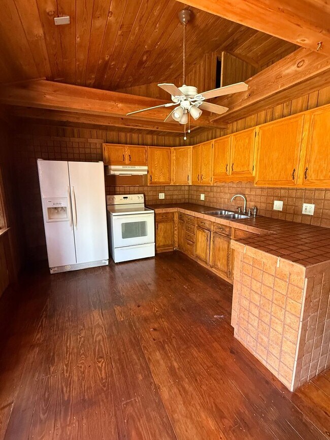 Building Photo - 2/1 Florida charm home in the heart of Palm Springs!