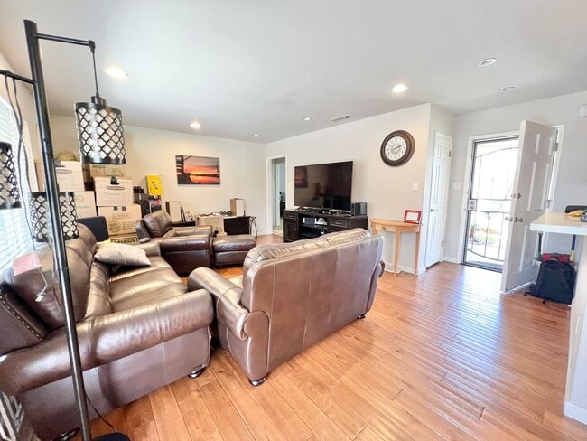 Building Photo - Quiet Long Beach 3BD/2BA Home w/ Pool, Laundry Hookups, & Garage