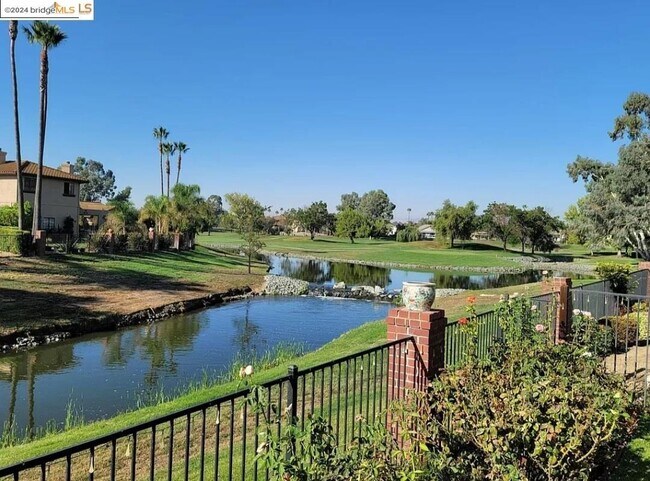 Building Photo - 5640 Edgeview Dr