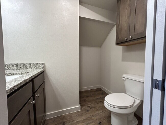 Foto del edificio - Beautiful 2-Story Townhome!