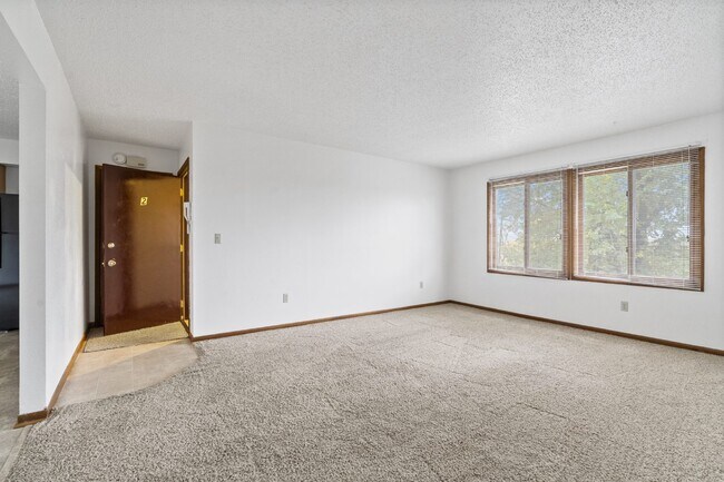 Building Photo - 2 Bedroom | 1 Bathroom Apartment in Cedar ...