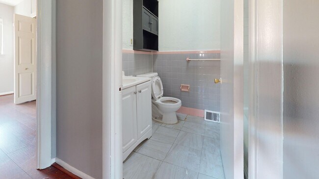 Building Photo - 2037 Beyer Ave