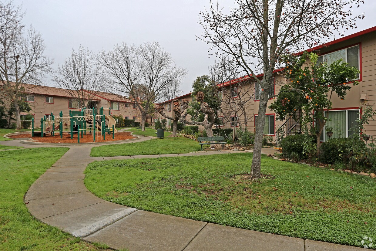 Foto del edificio - Mutual Housing at Foothill Farms