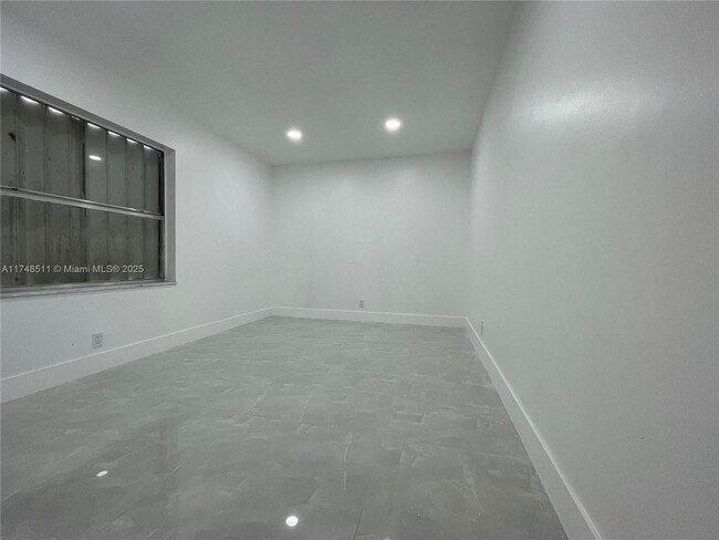 Foto del edificio - 5800-5810 NW 27th Ct