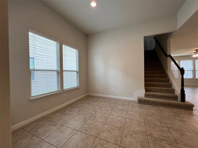 Building Photo - 1325 Meadowsouth Ln