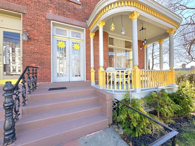 Building Photo - 152 Grand St