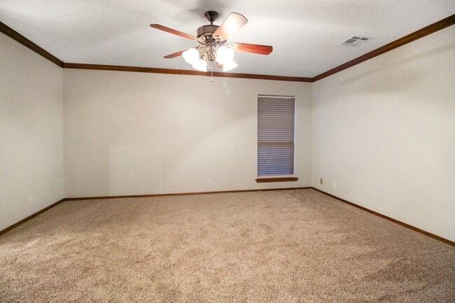 Building Photo - Beautiful Home in Edmond Community