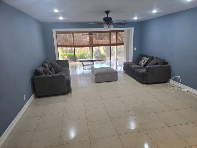 Foto del edificio - 4360 Fountains Dr