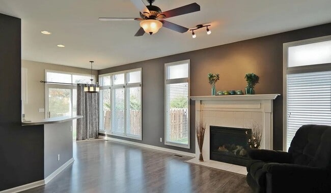 Building Photo - Modern 3 Bedroom 4 Bathroom Bellevue Home!