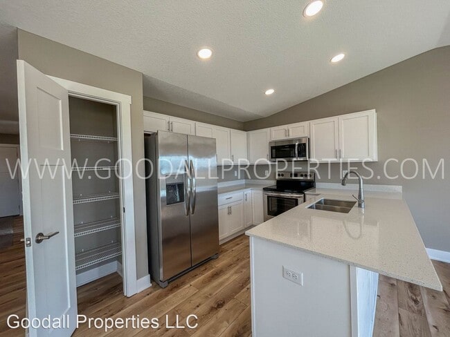 Building Photo - 4 br, 3 bath House - 310 NW Morgan Ct