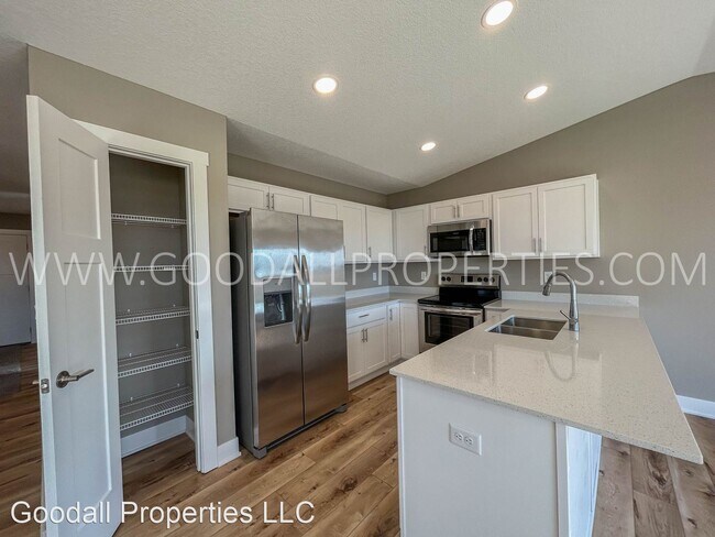Foto del edificio - 4 br, 3 bath House - 310 NW Morgan Ct