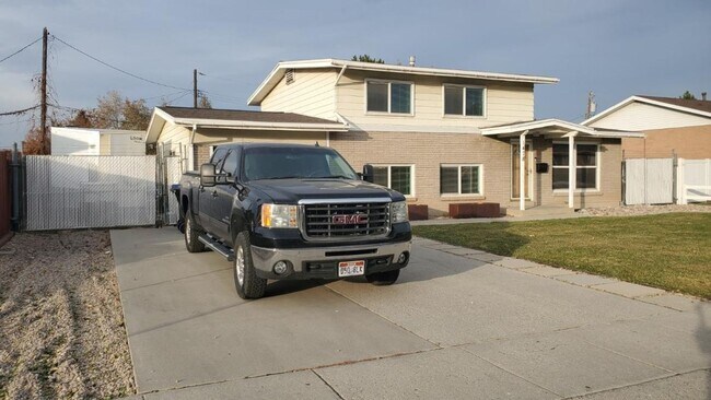 Building Photo - 3 Bd 1.5 Bath Home