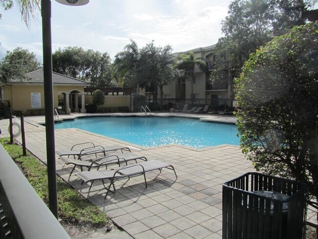Building Photo - 700 Crestwood Ct S