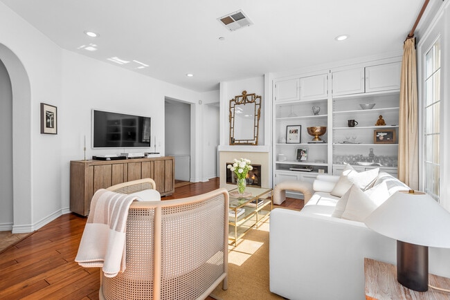 Building Photo - 5935 Playa Vista Dr