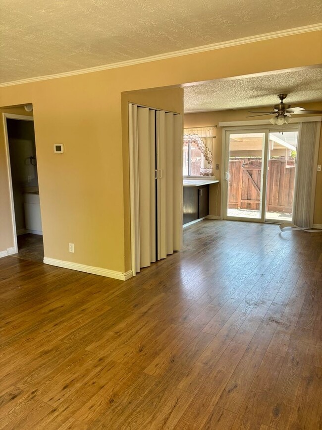 Building Photo - Light and Bright Townhouse in Sought-After...