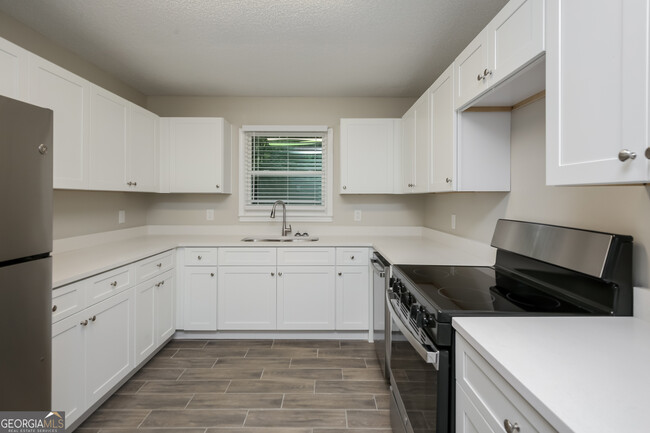 Foto del edificio - 2059 Old Flowery Branch Rd NE