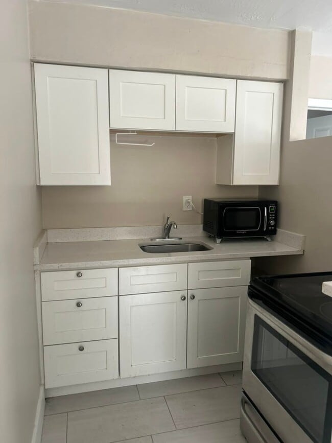 Building Photo - 3639 SW 13th Ct