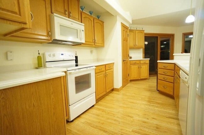Building Photo - Experience spacious and comfortable living...