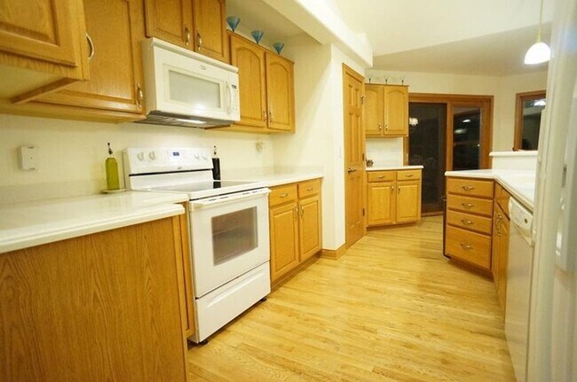 Foto del edificio - Experience spacious and comfortable living...
