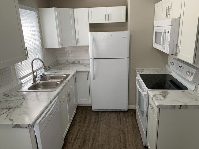 Building Photo - Three Bedroom One Bathroom Home in Columbus!