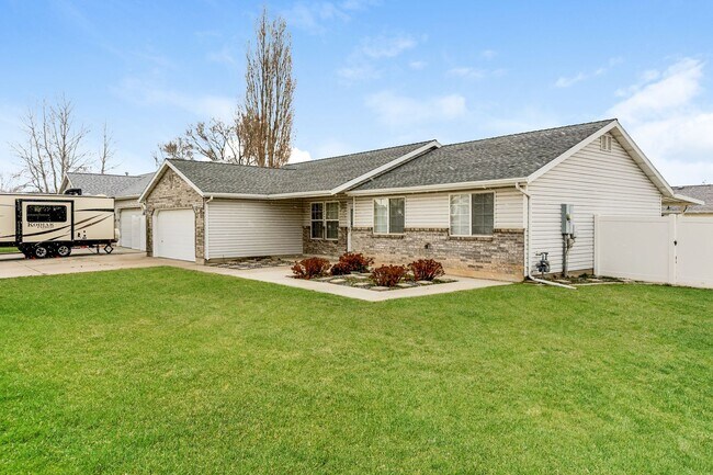 Foto del edificio - Modern 3 Bed, 2 Bath Home with LVP Flooring & 2-Car Garage! - Available NOW!