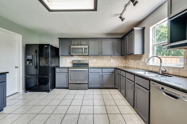 Building Photo - 4509 Bellcrest Dr