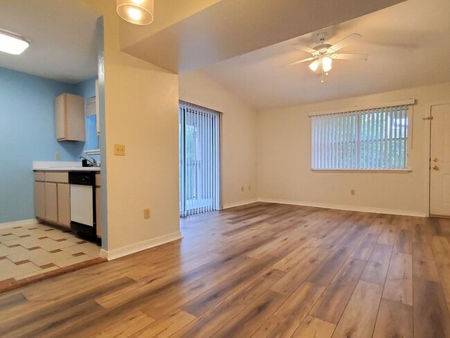 Building Photo - FOR RENT, 1 bedroom 1 bathroom, upper floor