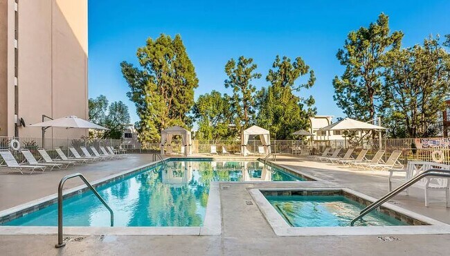 Building Photo - 100 S Doheny Dr