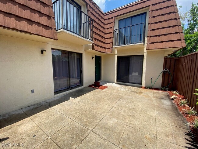Building Photo - 5239 Cedarbend Dr