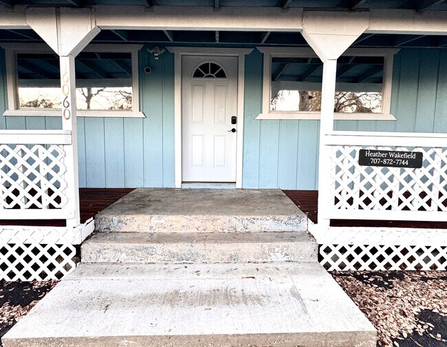 Entrada y porche delantero que conduce a la casa. - 16060 39th Ave