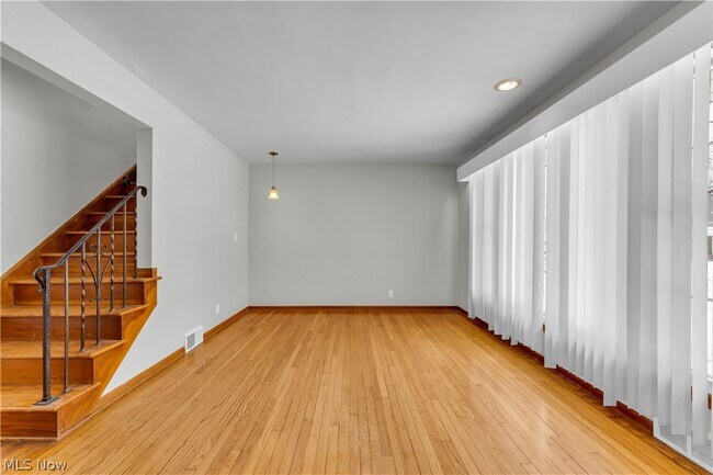 Foto del edificio - 24000 Devoe Ave