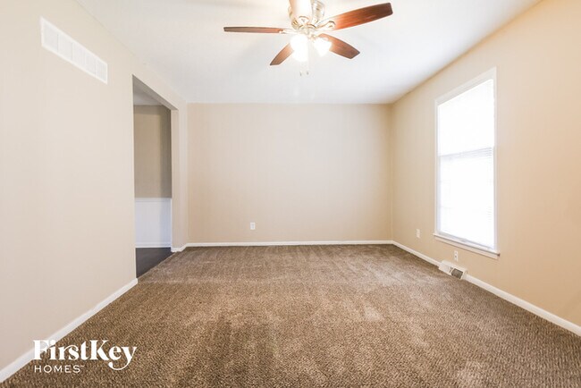 Building Photo - 5823 NW Aspen Ln