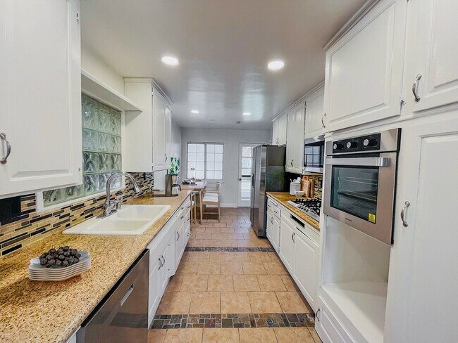 Foto del edificio - 1420 Central Ave