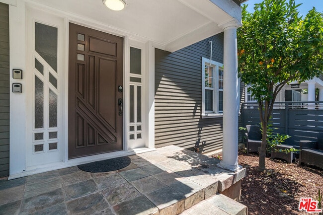Building Photo - 420 S Benton Way