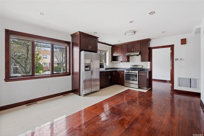 Foto del edificio - 69-03 Cloverdale Blvd