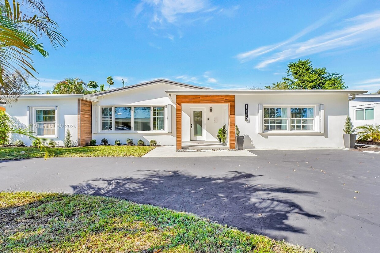 Foto principal - 19540 NE 18th Ct