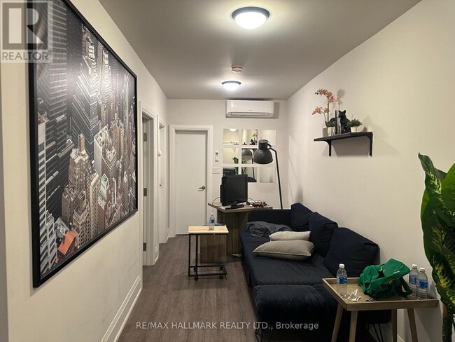 Photo du bâtiment - 595-595 St Clair Ave W