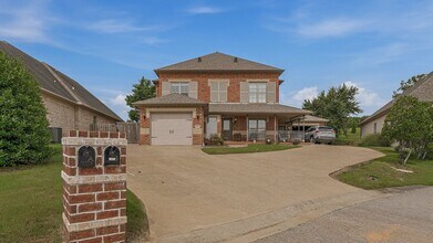 Building Photo - 1016 Villa Dr