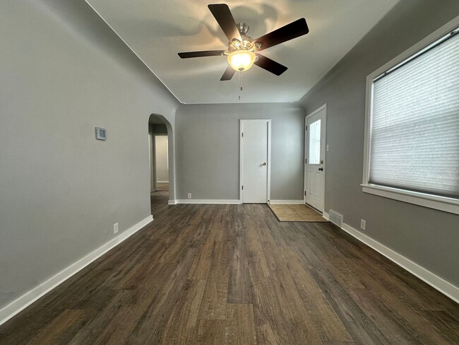 Building Photo - Two Bedroom One Bathroom Available in Battle Creek