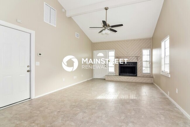 Building Photo - 3 Bedroom Pet-Friendly Home in Winter Haven, FL with Main Street Renewal