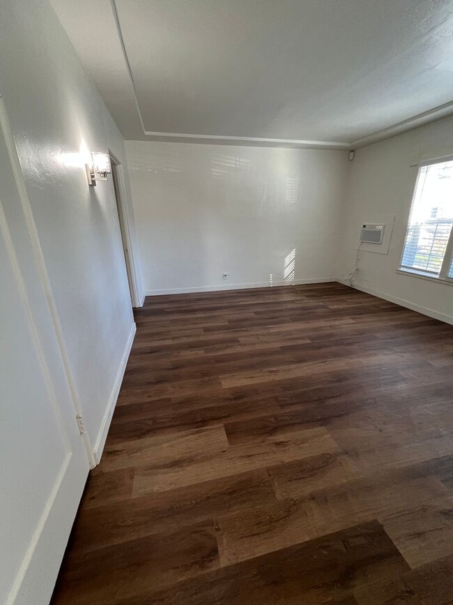 Building Photo - Modern Midtown Living! Stylish 1BD/1BA Dup...