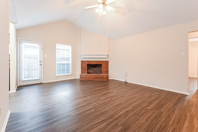 Building Photo - 1011 Caliente Dr